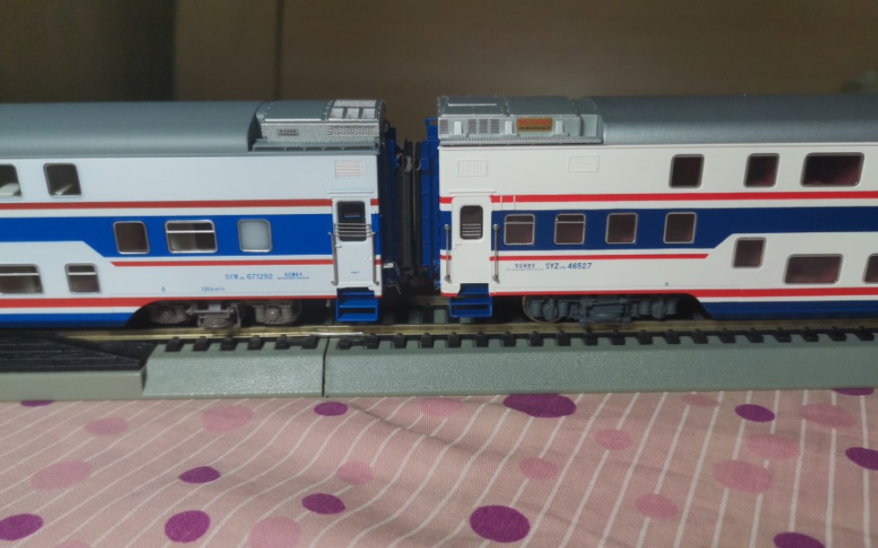 ho比例火车模型开箱解说视频～北创的乌局涂装syw25b客车～有灯光