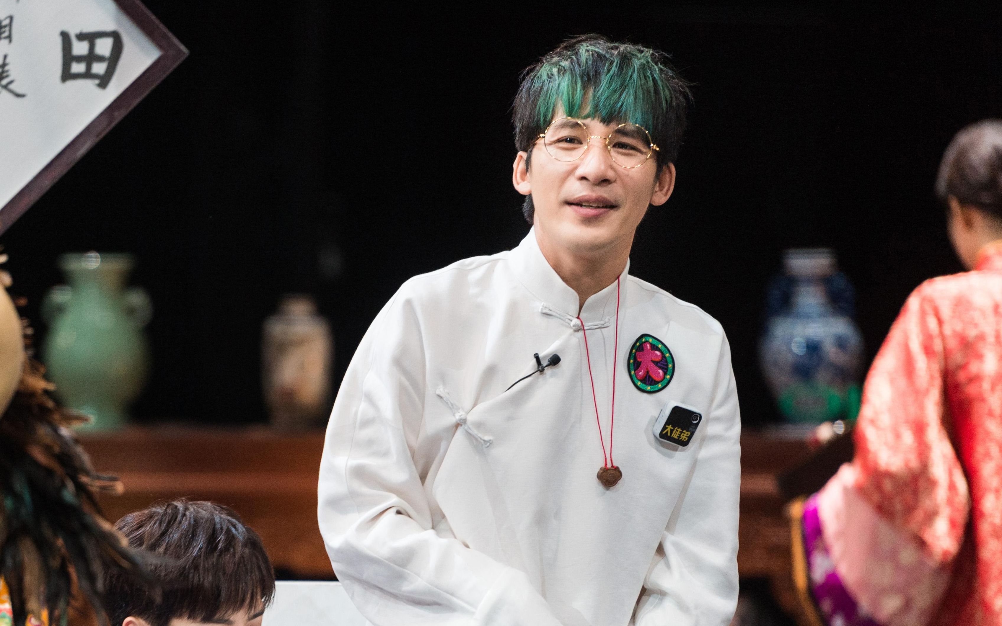 秦昊再唱《小白船》,吐槽伊能静比大张伟还能说!