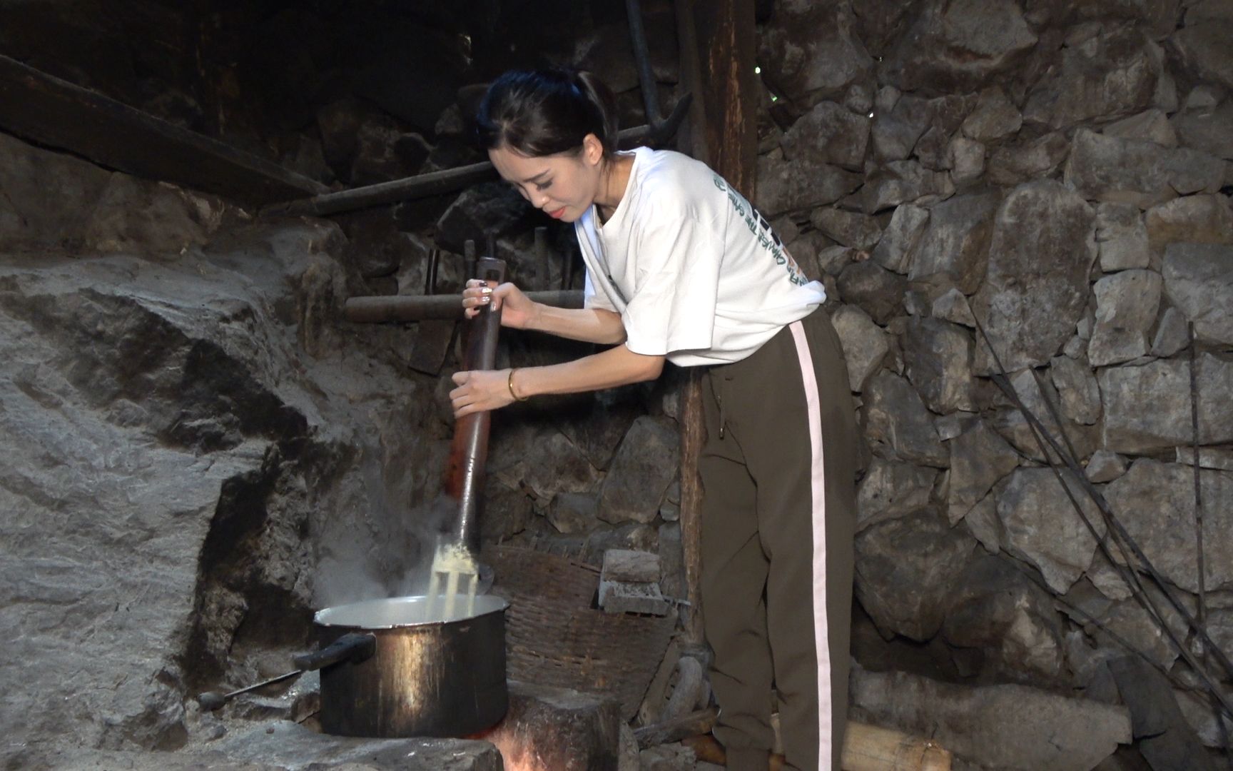 [图]90后女老板独住深山，有人来做客豪爽招待，却过着低调的生活