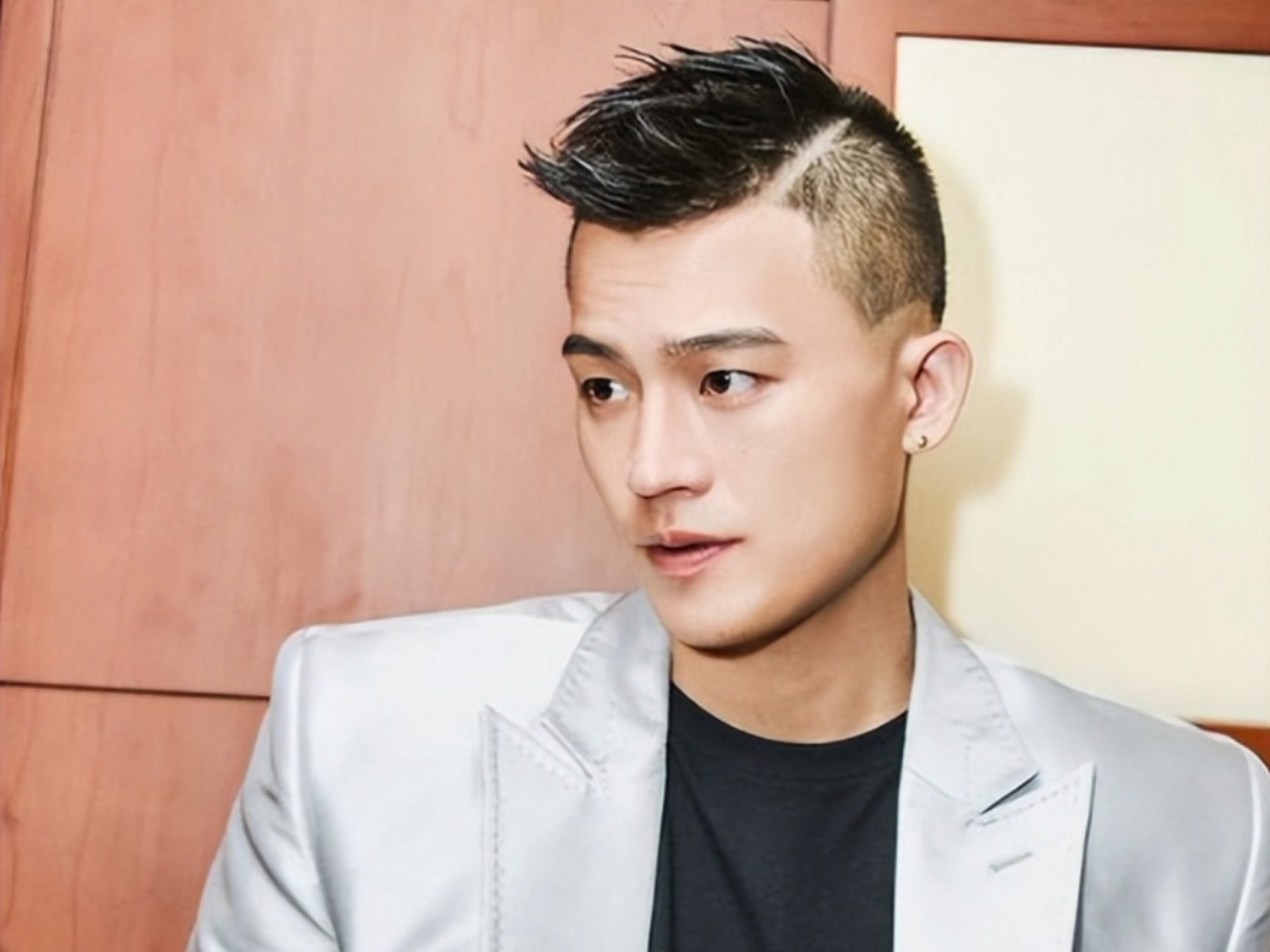 欧豪帅气留影(图片资料来自网络)