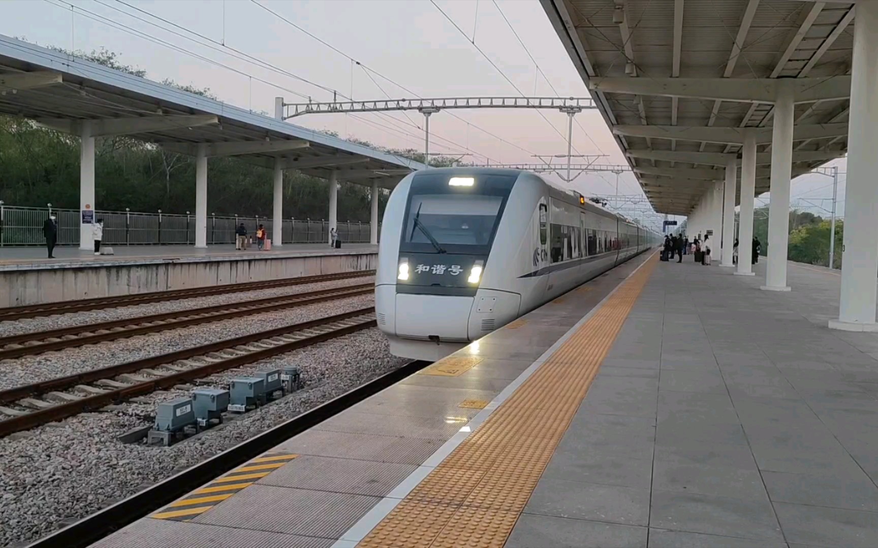 【南广客专】重联crh1a停靠桂平站2站台