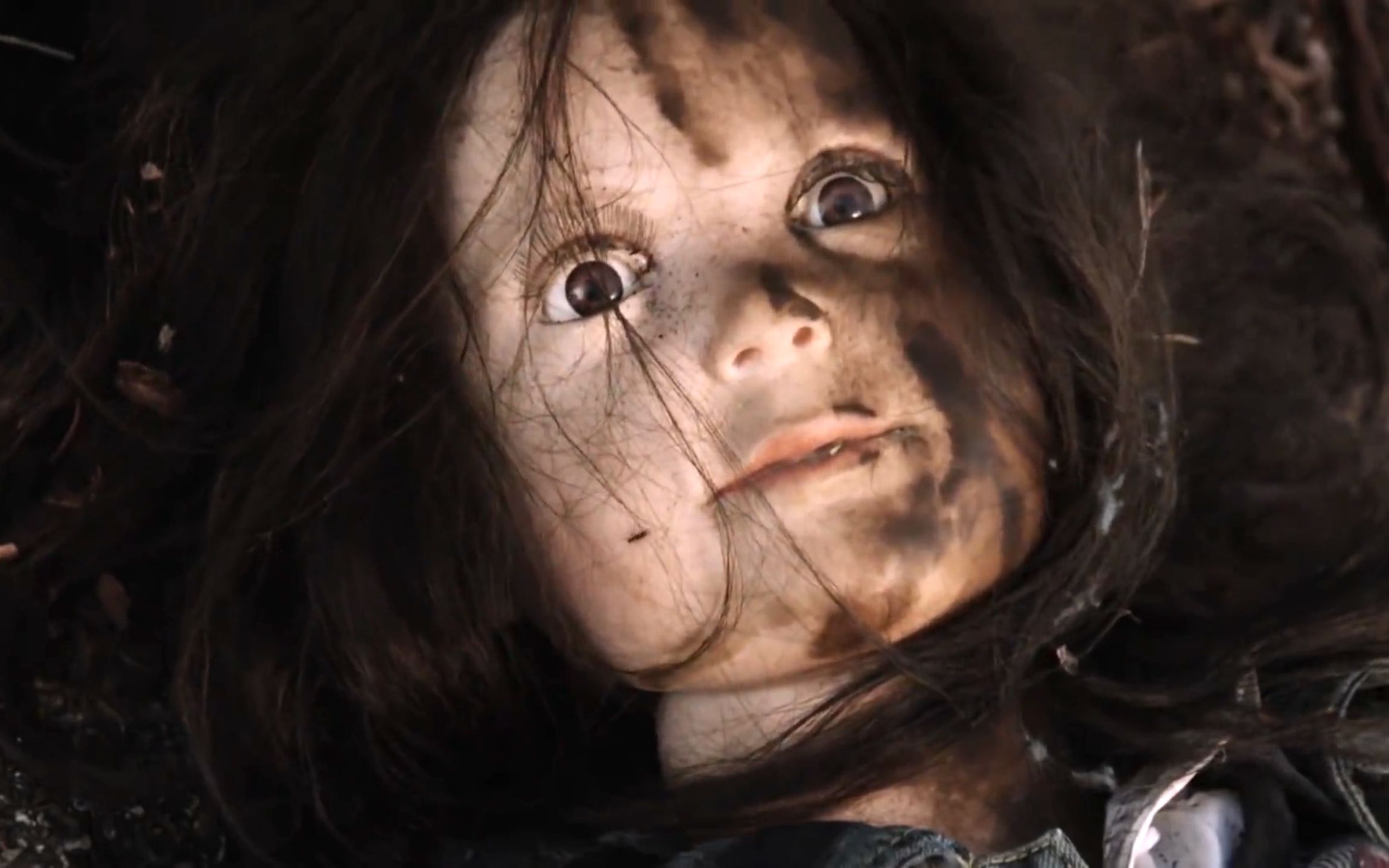 【恐怖电影】女孩捡到一个人偶娃娃,带回家里悉心照顾,不料娃娃复活恩