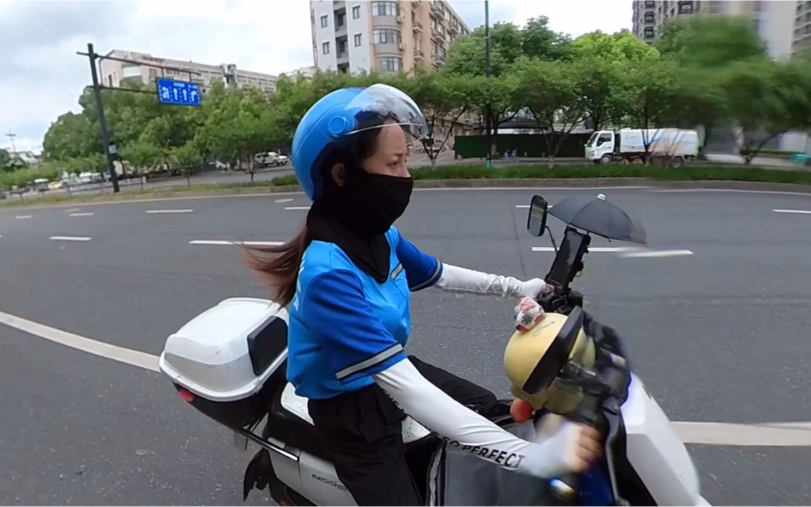 夏季战役,有补贴,杭州外卖小姐姐穿上防晒装备,干就完了!