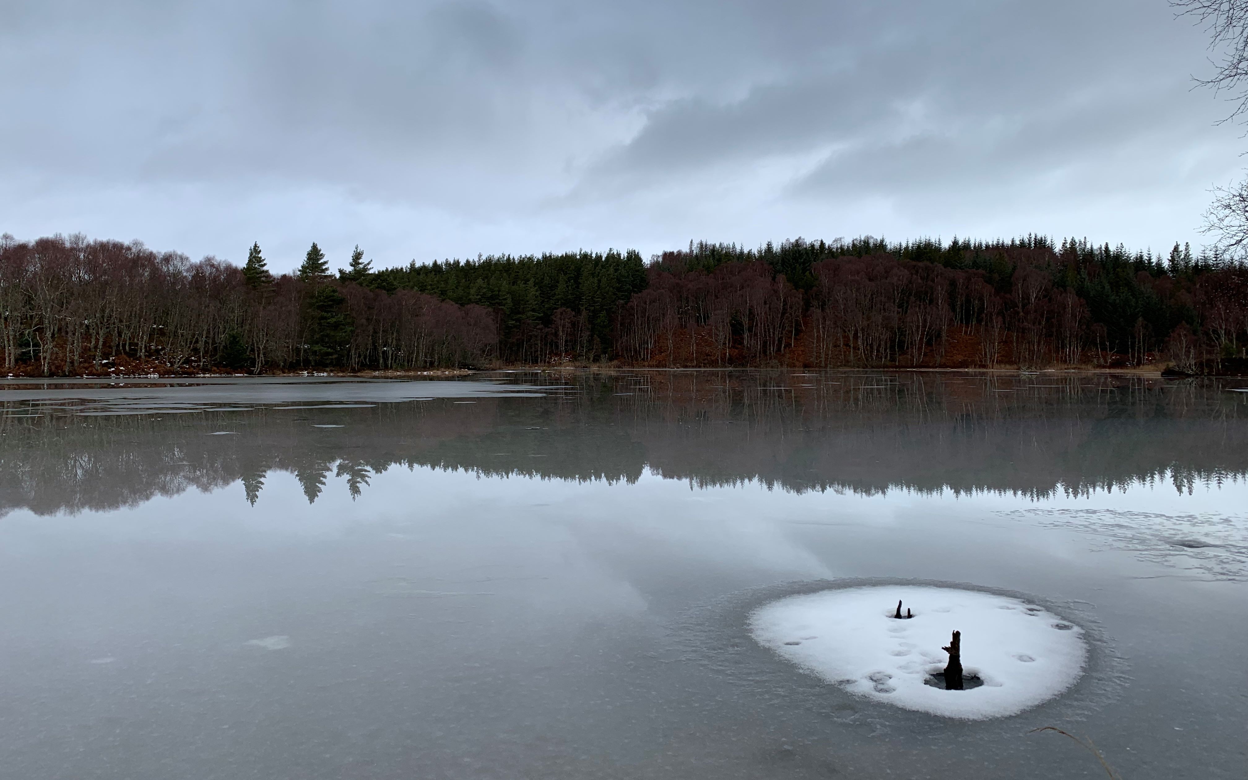 苏格兰高地雪冬徒步与冰湖岸边热茶,惬意中的凛冽寒冬