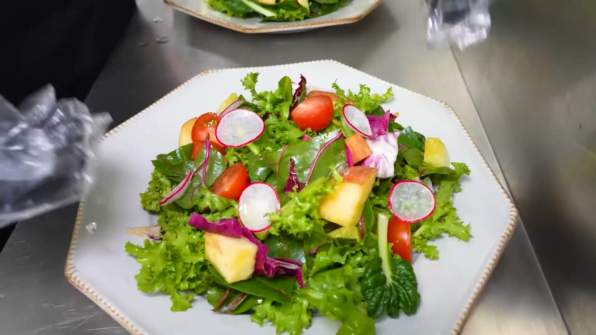 夏天吃点蔬菜沙拉非常清爽,多种蔬菜非常可口,非常便宜,一份只卖5元