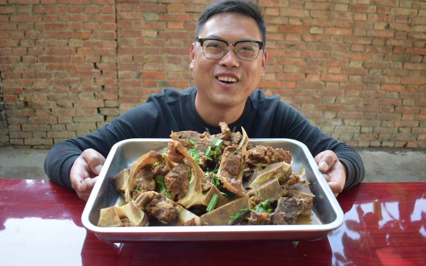 买5斤牛大骨,阿超用柴火锅卤2小时,这一顿吃嗨了,连汤都不放过_哔哩