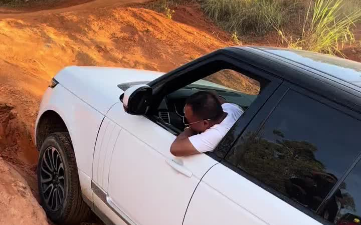 一般开陆虎都是单手操作地主家的傻儿子