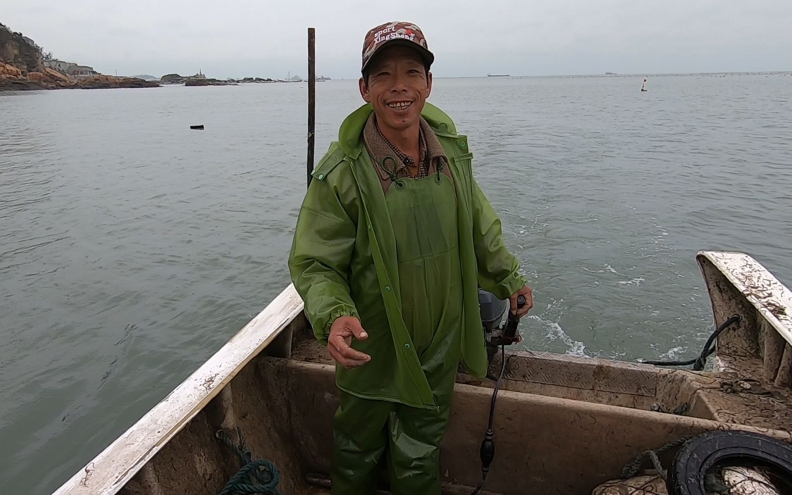 堂弟突然来家做客,阿雄带他出海体验生活,感叹渔民生活也不好过