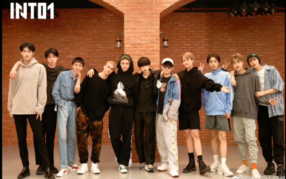 【into1】大合照,力丸眼睛瞪的像铜铃哈哈哈太可爱了