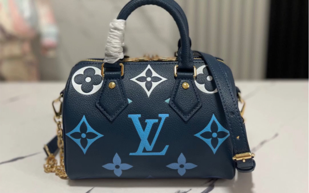 说一下高仿lv路易威登m46517蓝色 全皮speedy枕头包系列 当季新款