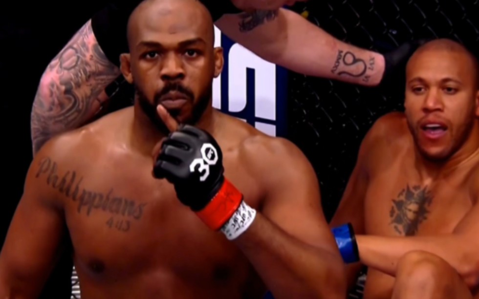 乔恩琼斯,入狱三年,回归首回合降服对手加冕ufc重量级世界冠军!