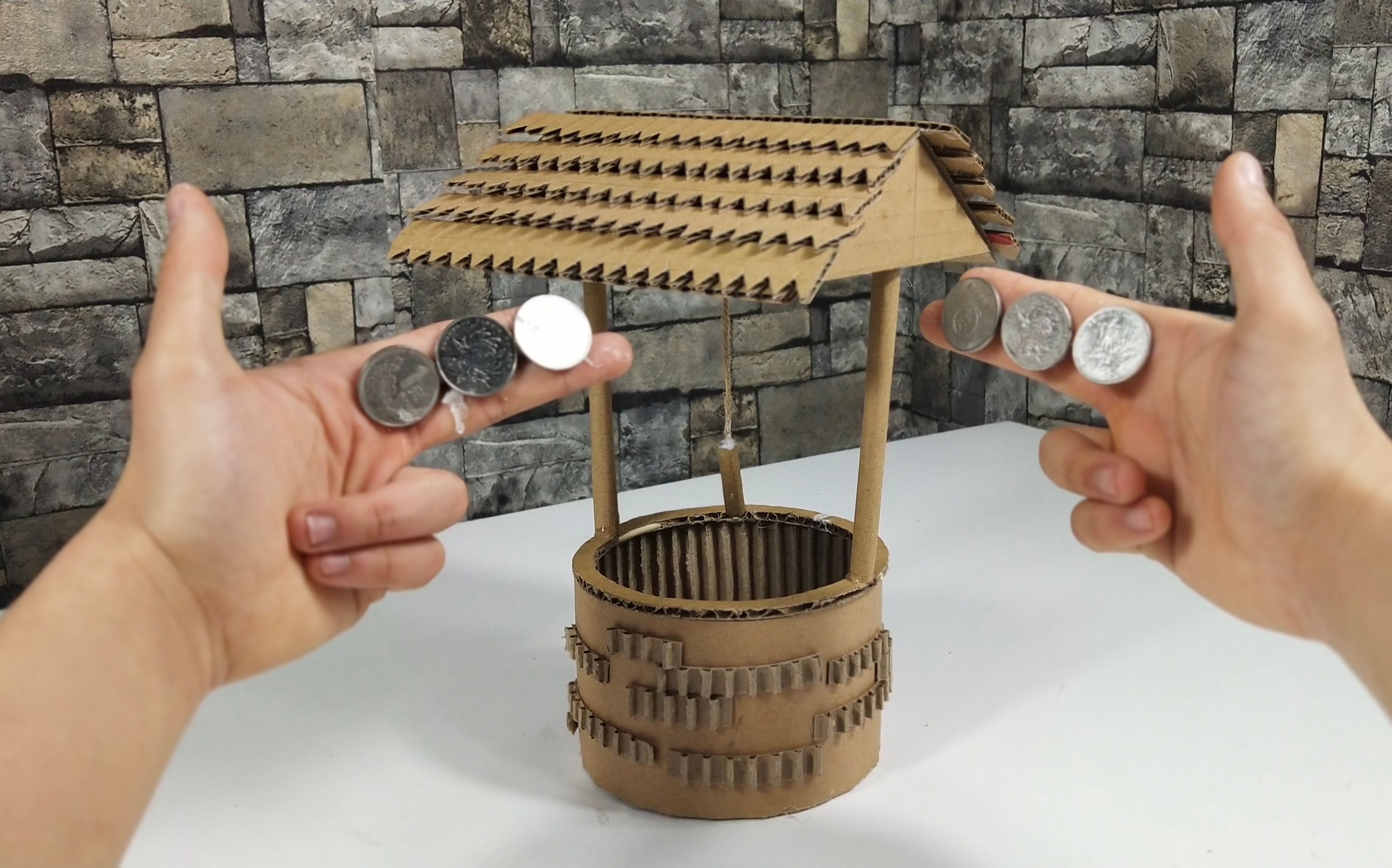 手工达人用纸板自制存钱罐,样子像一口枯井,取钱方式很古怪_哔哩哔哩