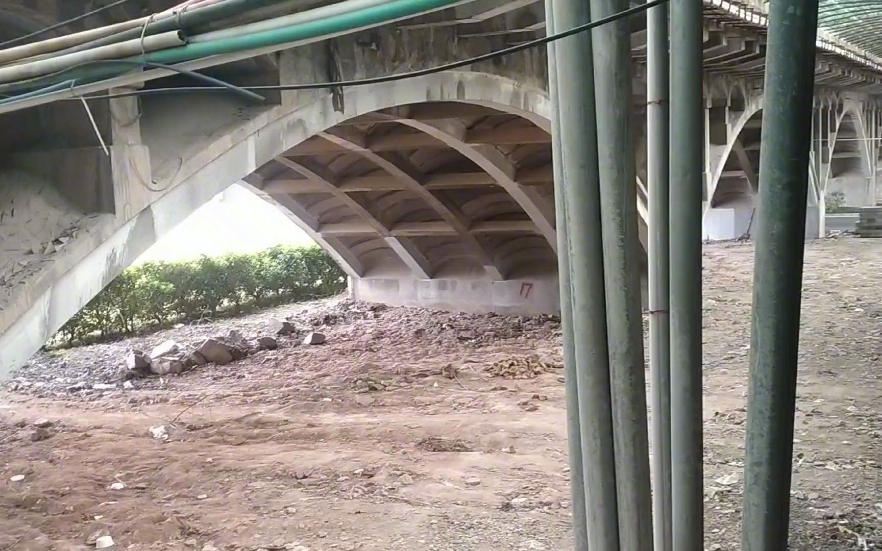 发现一位人住在桥底下,快过年了咋不回家啊.