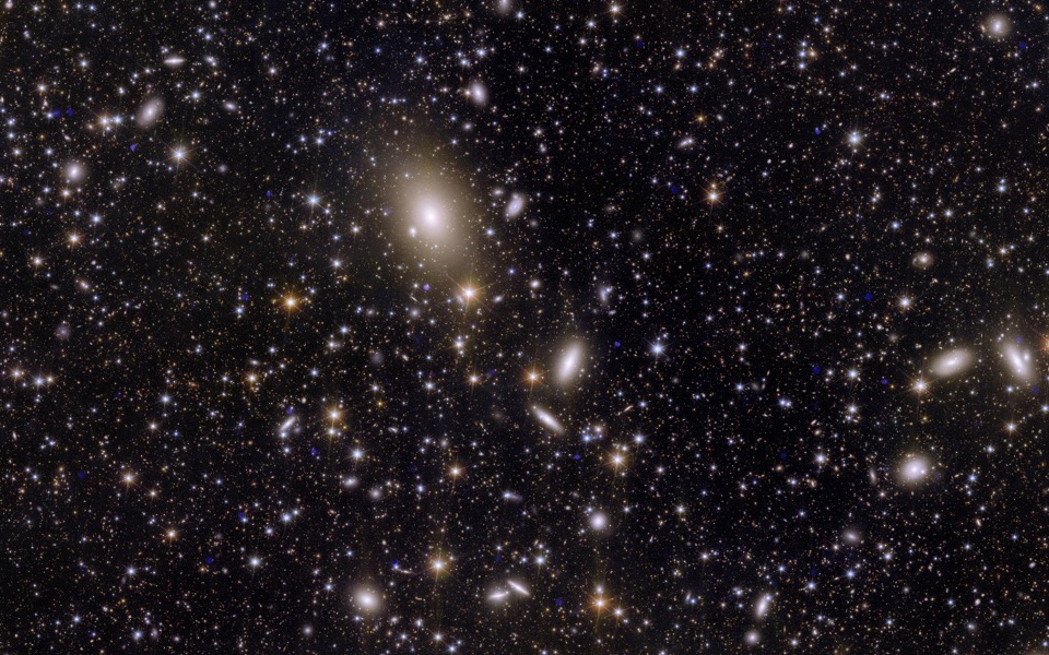 euclid欧几里得太空望远镜拍摄的深空天体--英仙座星系族群