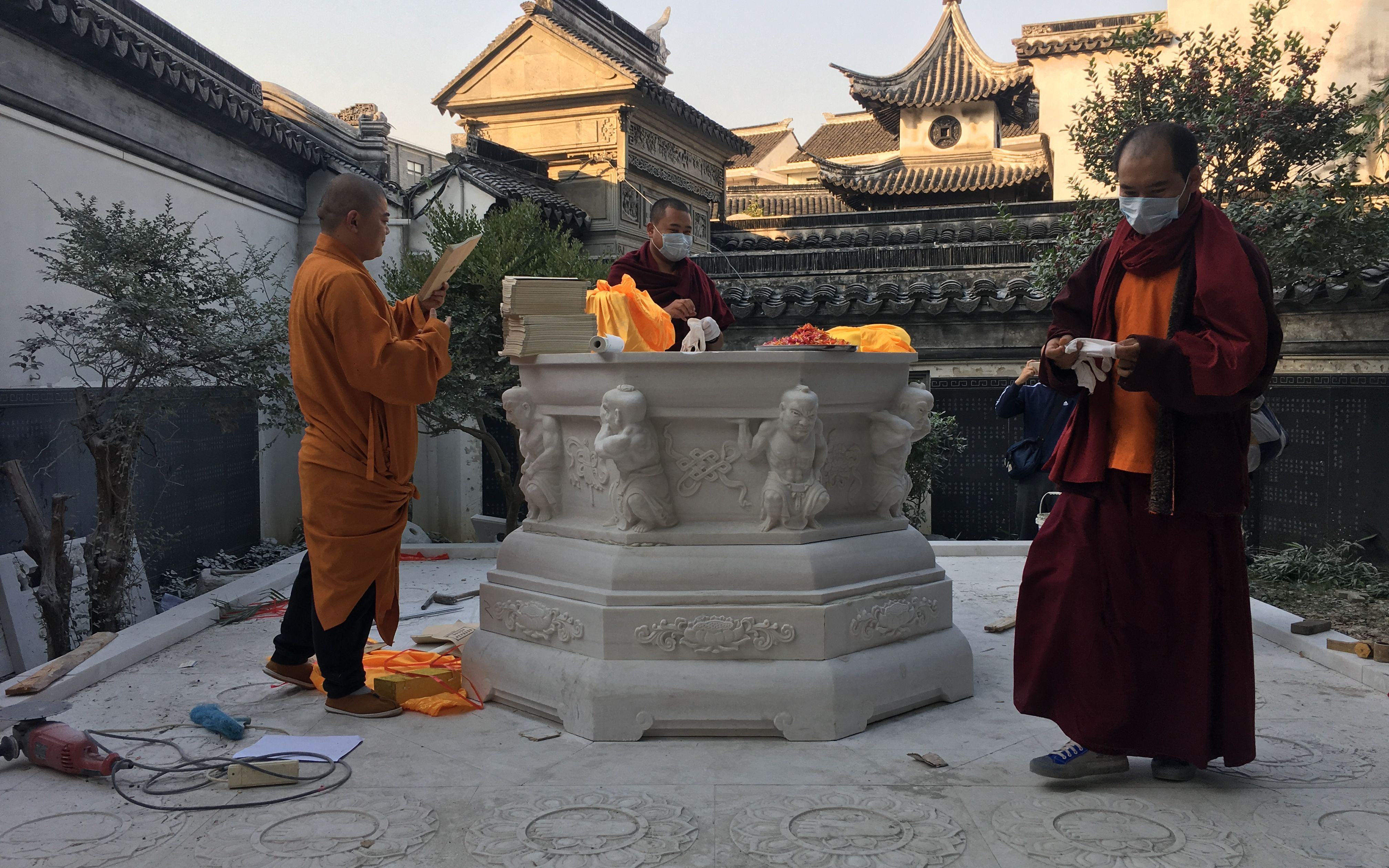 [图]江苏省昆山市千灯古镇延福寺汉白玉宝箧印陀罗尼塔安装现场石雕。