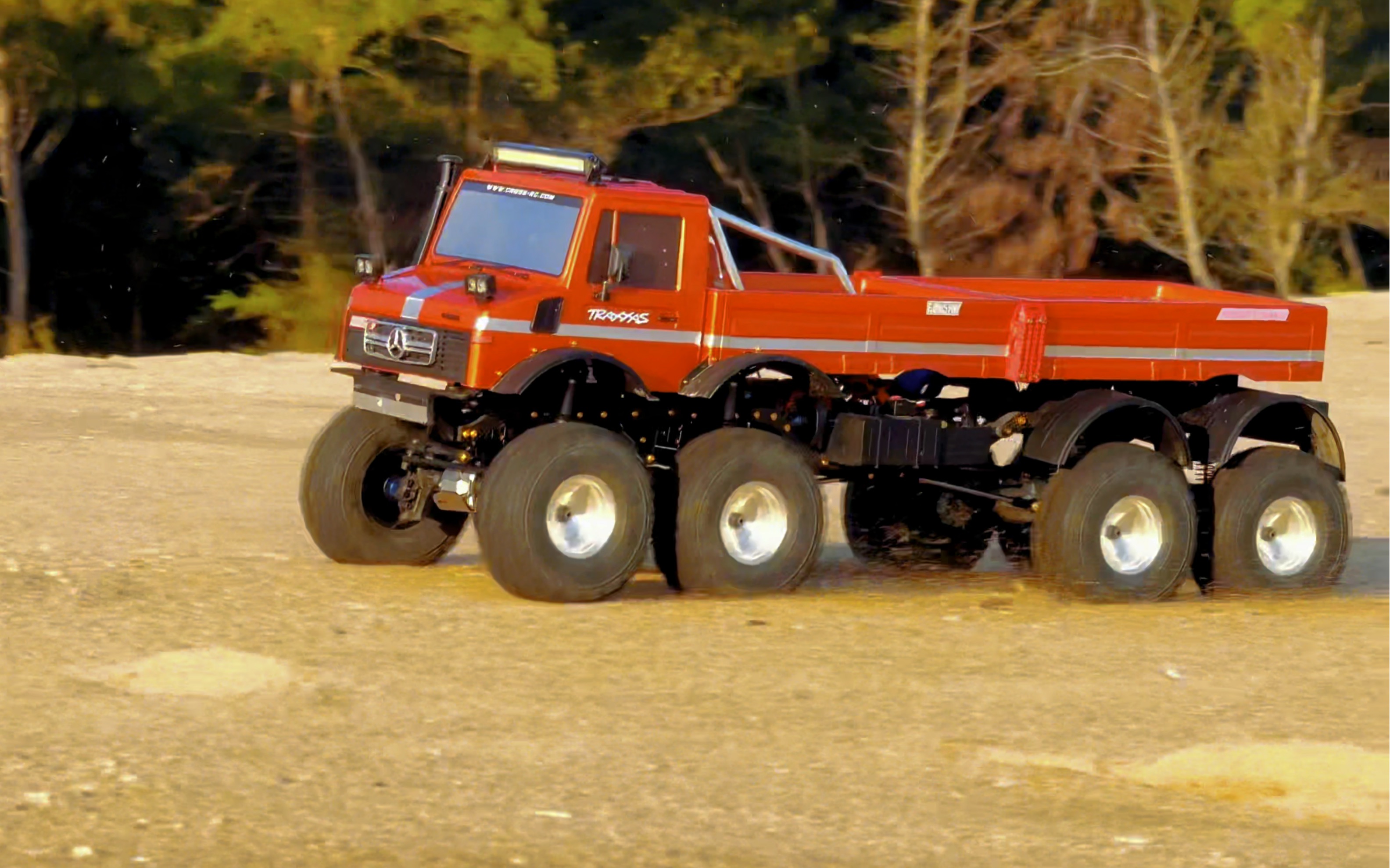 奔驰乌尼莫克8×8越野卡车"nt8",海边飞驰,开出了巴哈1000的感觉