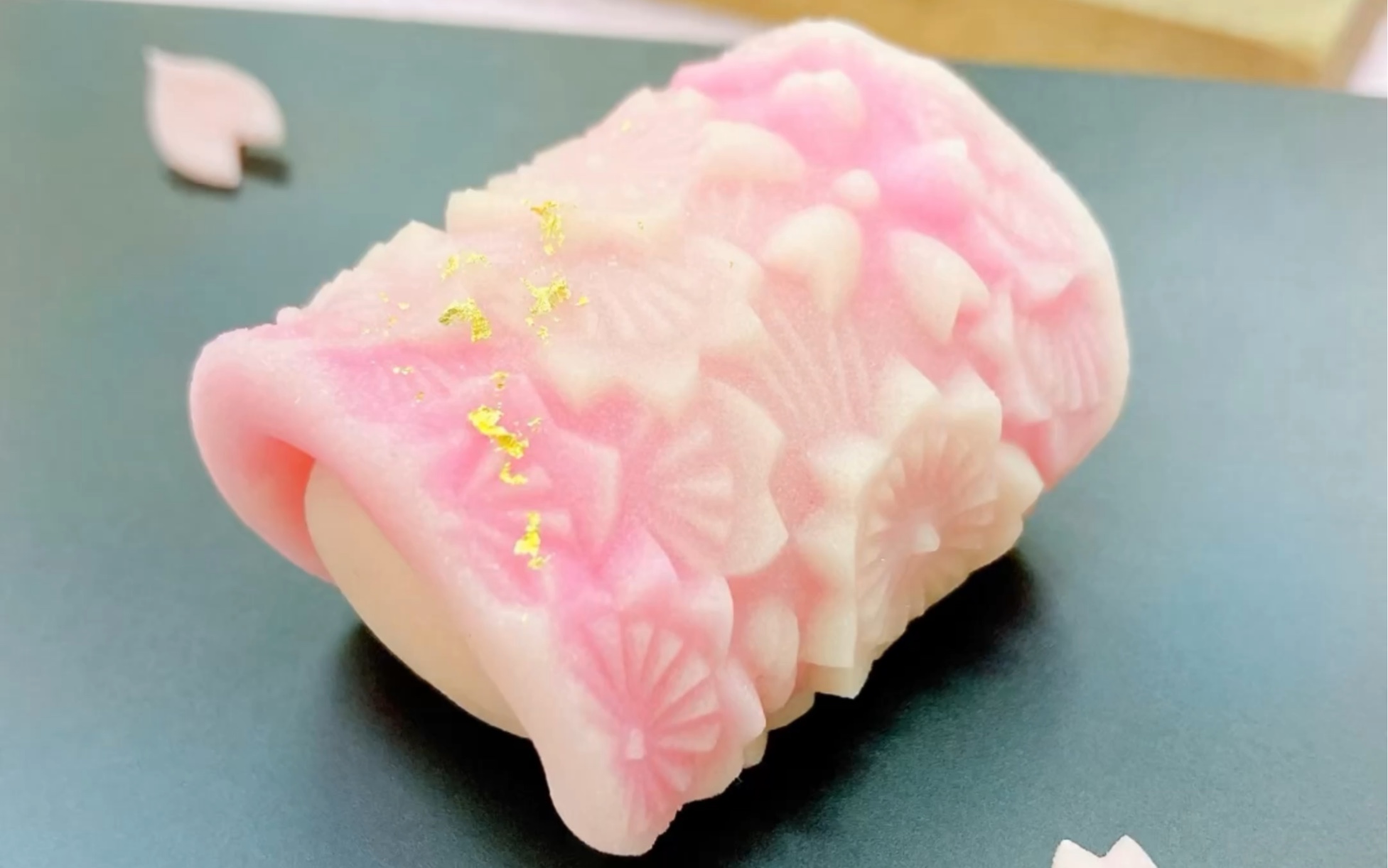 用木模做成的樱花和果子制作方法