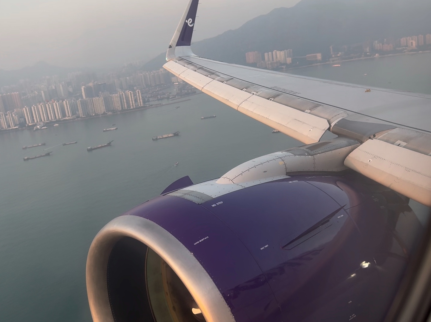 香港快运航空UO643 A320271N BLCP迎着夕阳落地香港机场哔哩哔哩bilibili