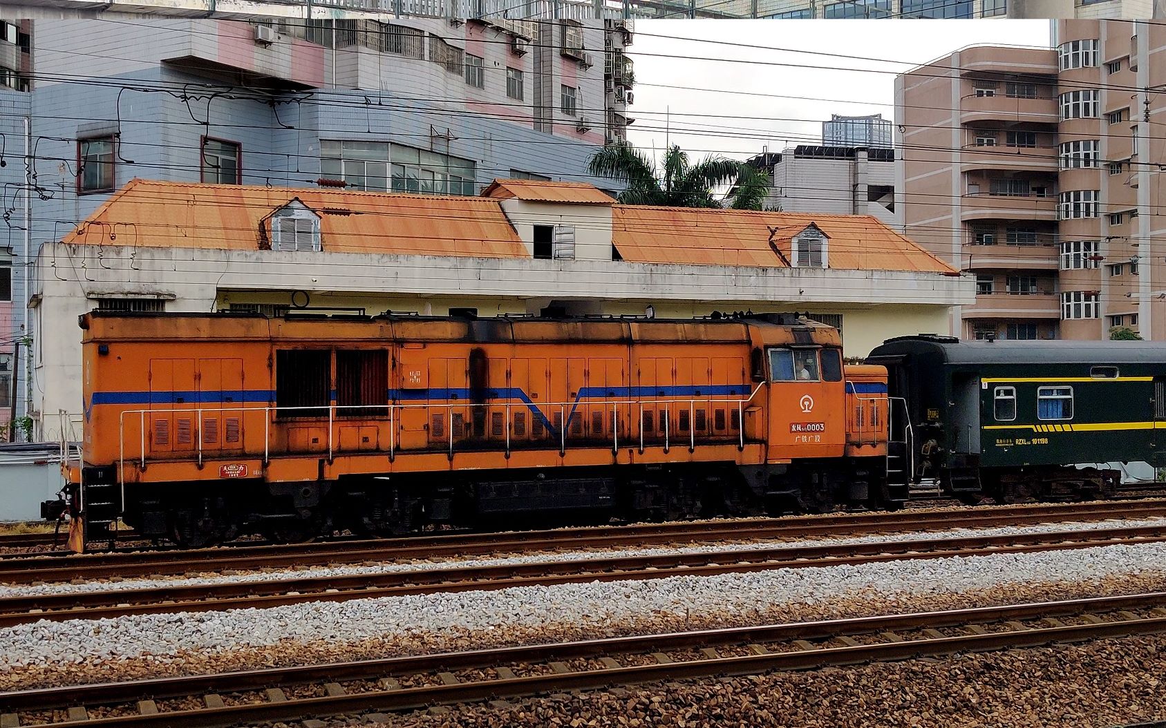 铁路随拍广梅汕25z收录广深线的hxd3chxd1chxd1dss8df5d广州东下行出