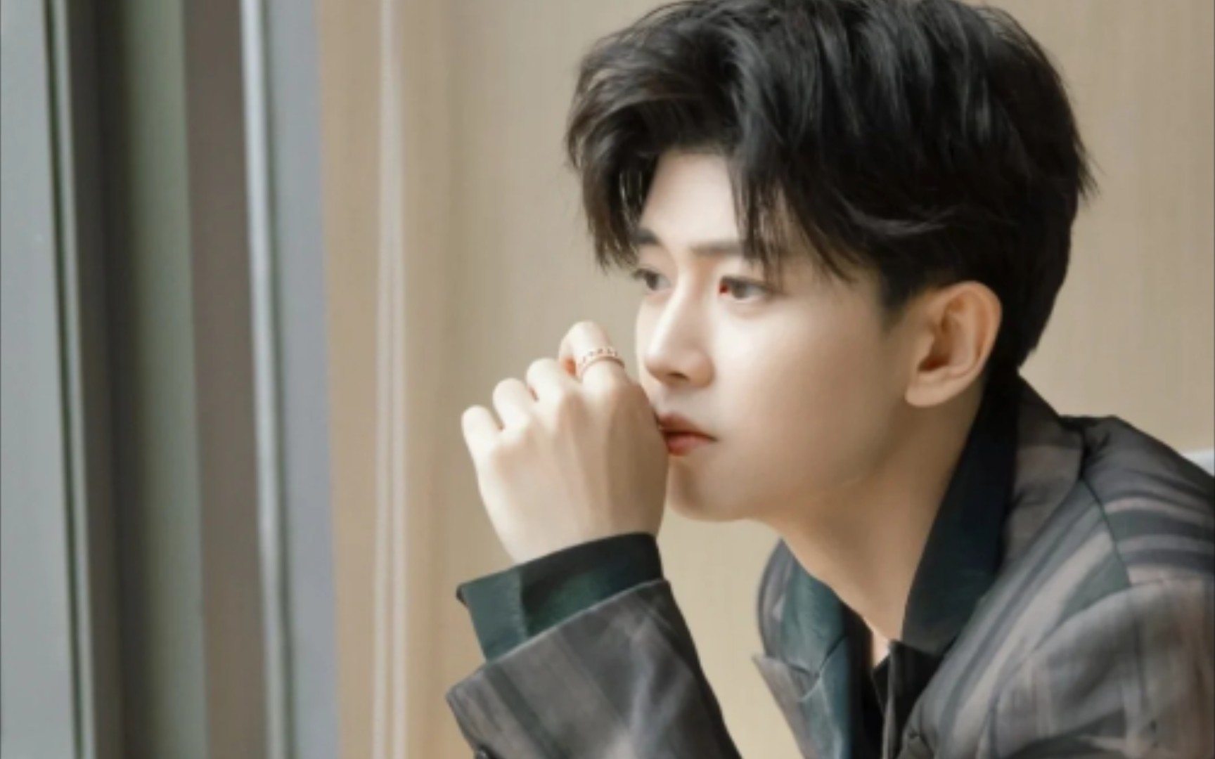 抓猪猪的国超和认真演戏的嘉伦.一个憨憨,一个高燃.