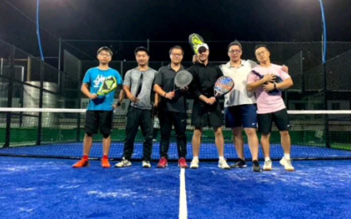 [图]第一次打板式网球padel，还被队友无情爆头……