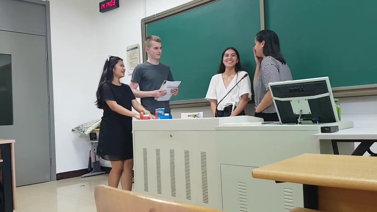 新西兰学生在课堂上练习中文情景对话,是不是似曾相似