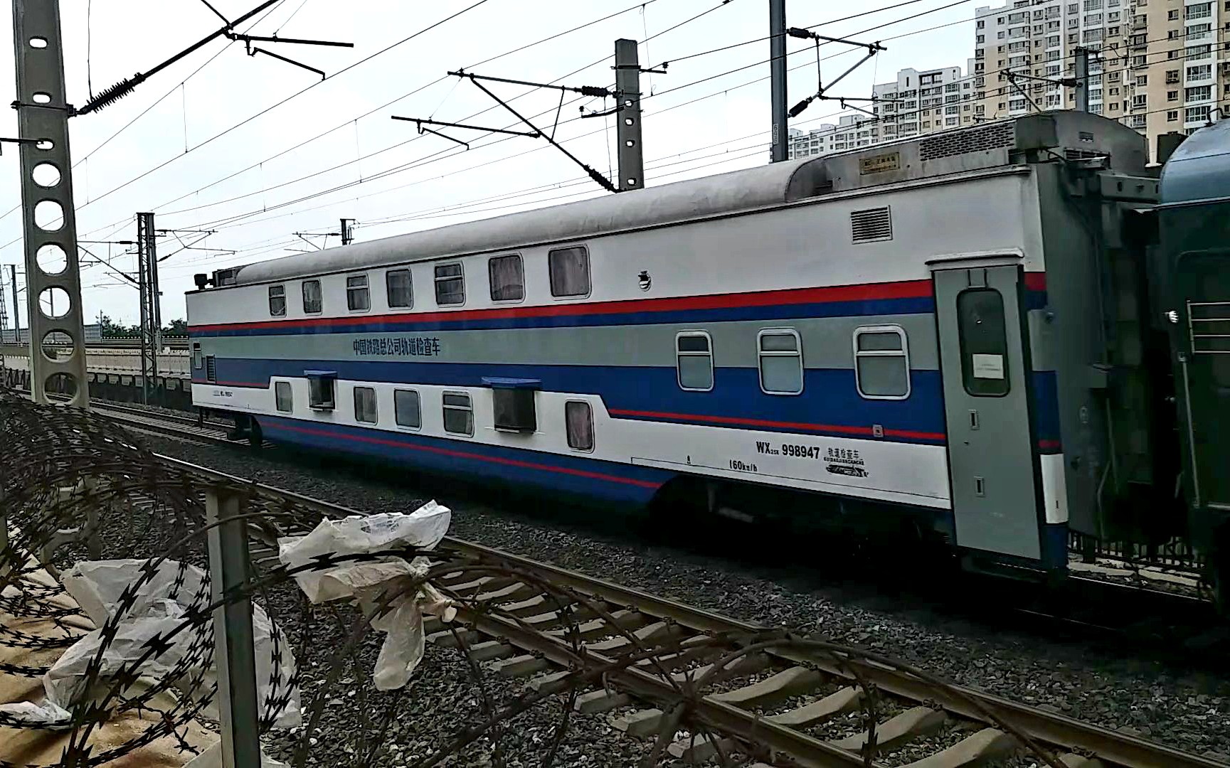 活动  北京开往满洲里的k1301次塘沽站幺道停车,加挂双层轨道检测车