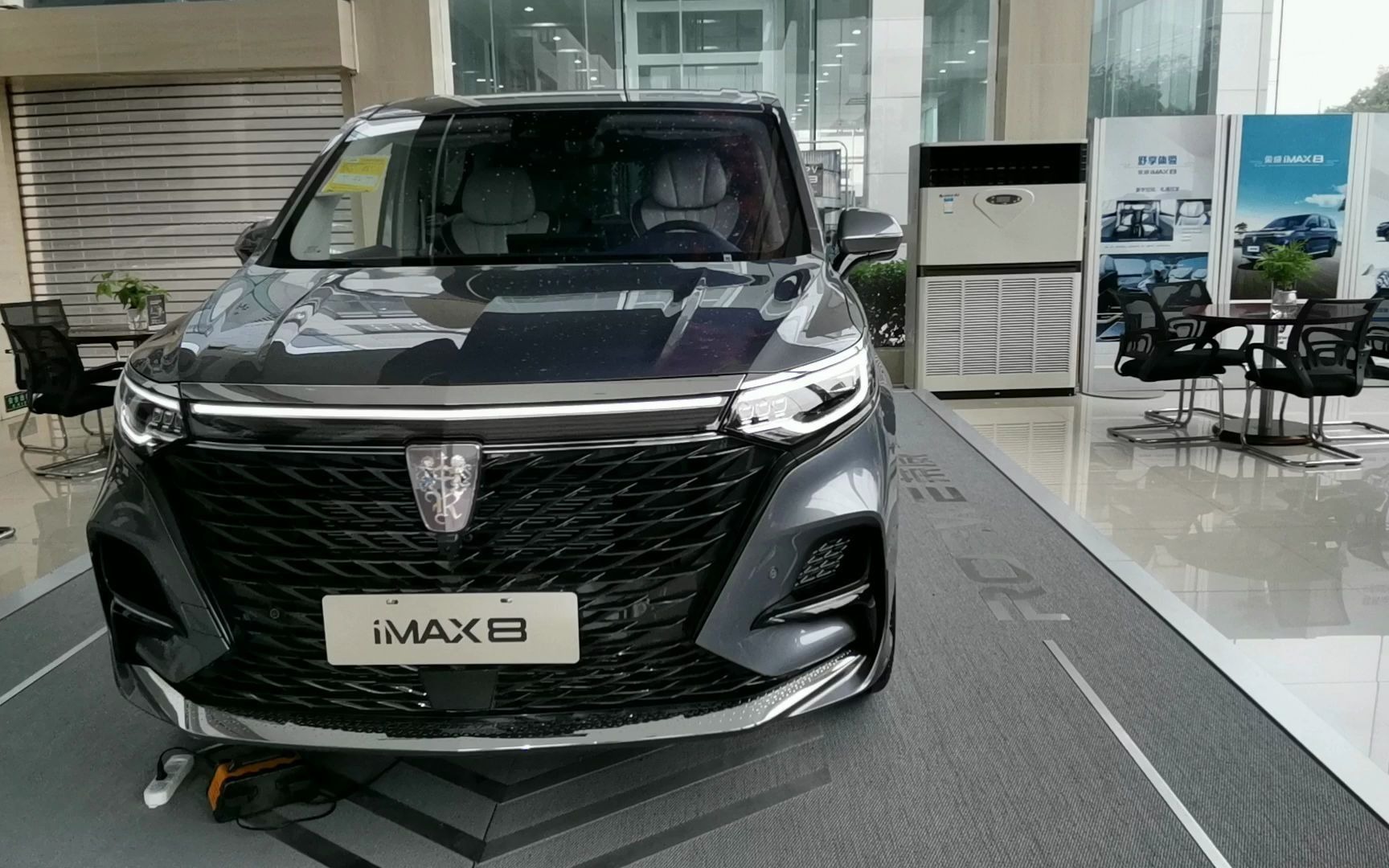 破除mpv极限荣威imax8开创第一排到最后排的有效互通让车内有极致的