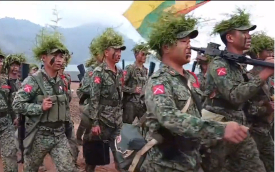 雲南邊境緬甸,緬甸同盟軍在大山裡的真傢伙;威力巨大