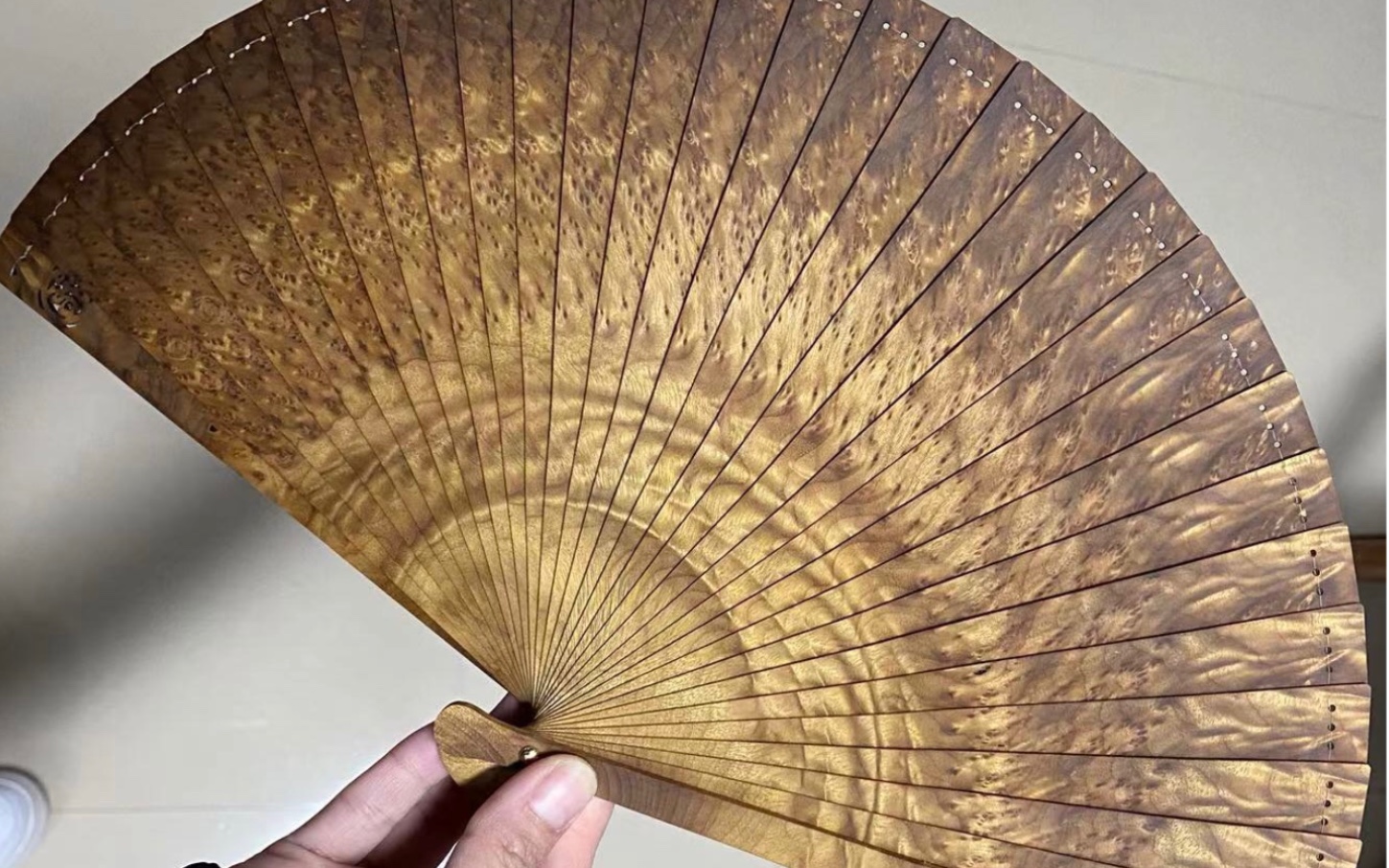 收了一把金丝楠木扇