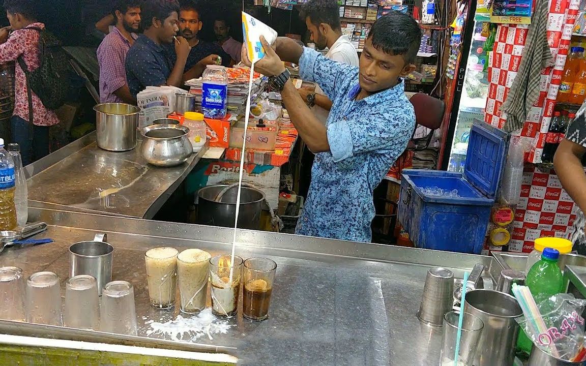 印度街头网红功夫奶茶,过程就像耍杂技一样,路人驻足围观_哔哩哔哩