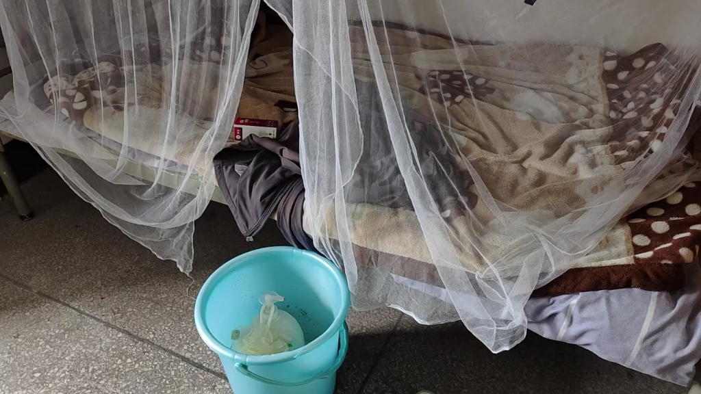 美女租客和闺蜜吵架了不住退租了,袜子鞋子衣服生活用品都不要了,这是