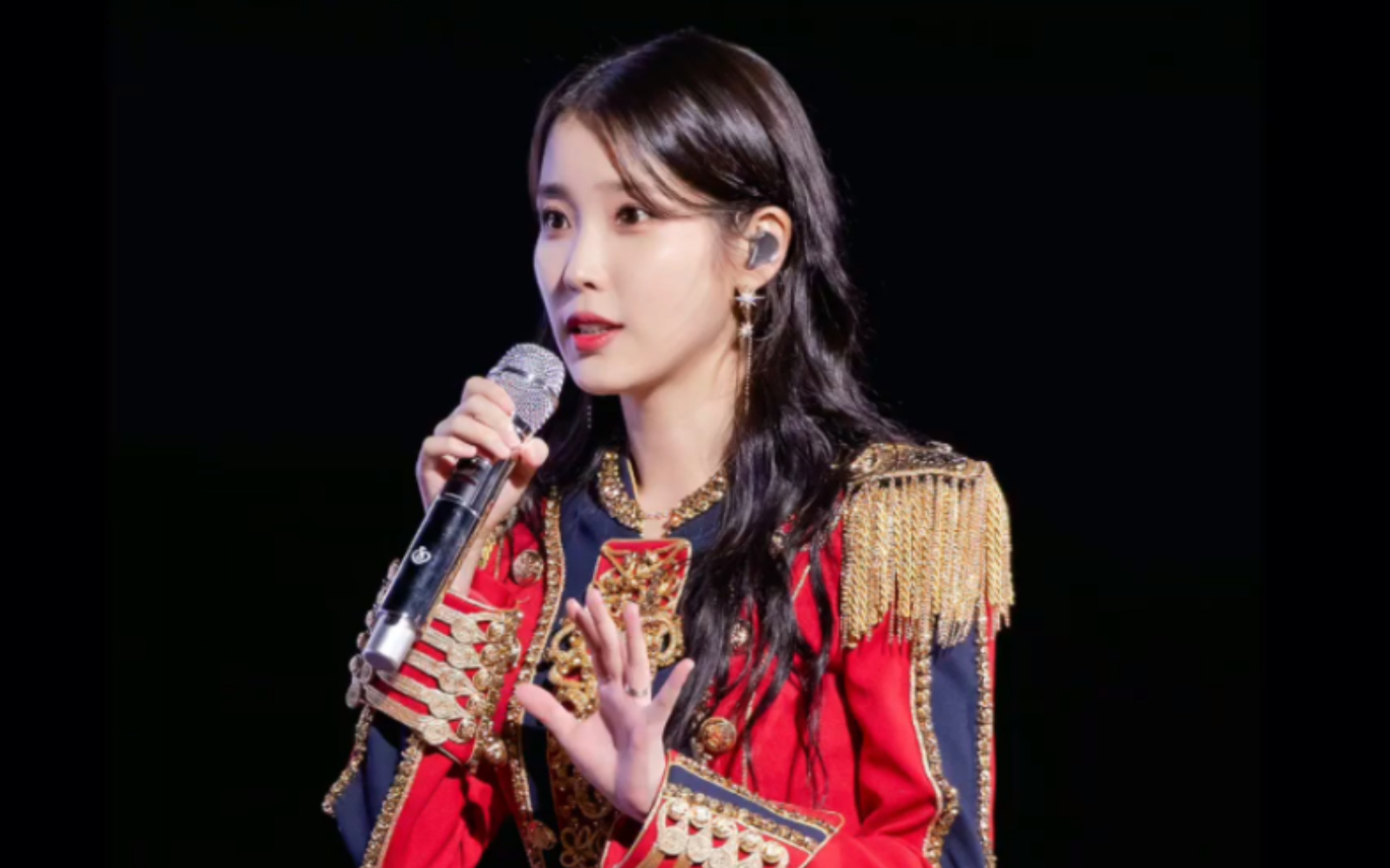 [图]Eight by IU (prod. & ft. SUGA)- 220917蚕室演唱会Day-1🎆！！！！你可以永远相信iu李知恩！！！