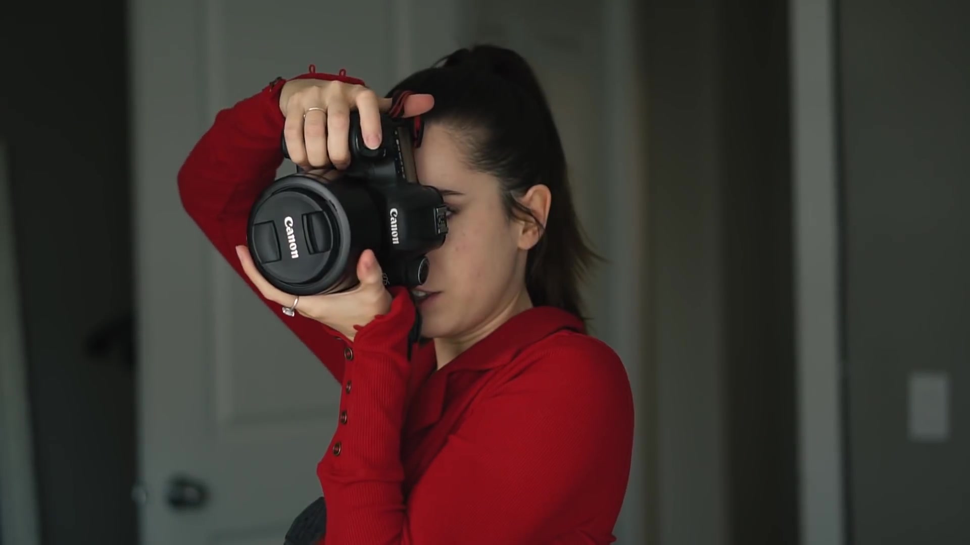 【摄影教程】正确的握持相机姿势 — 你真的会拿相机吗?