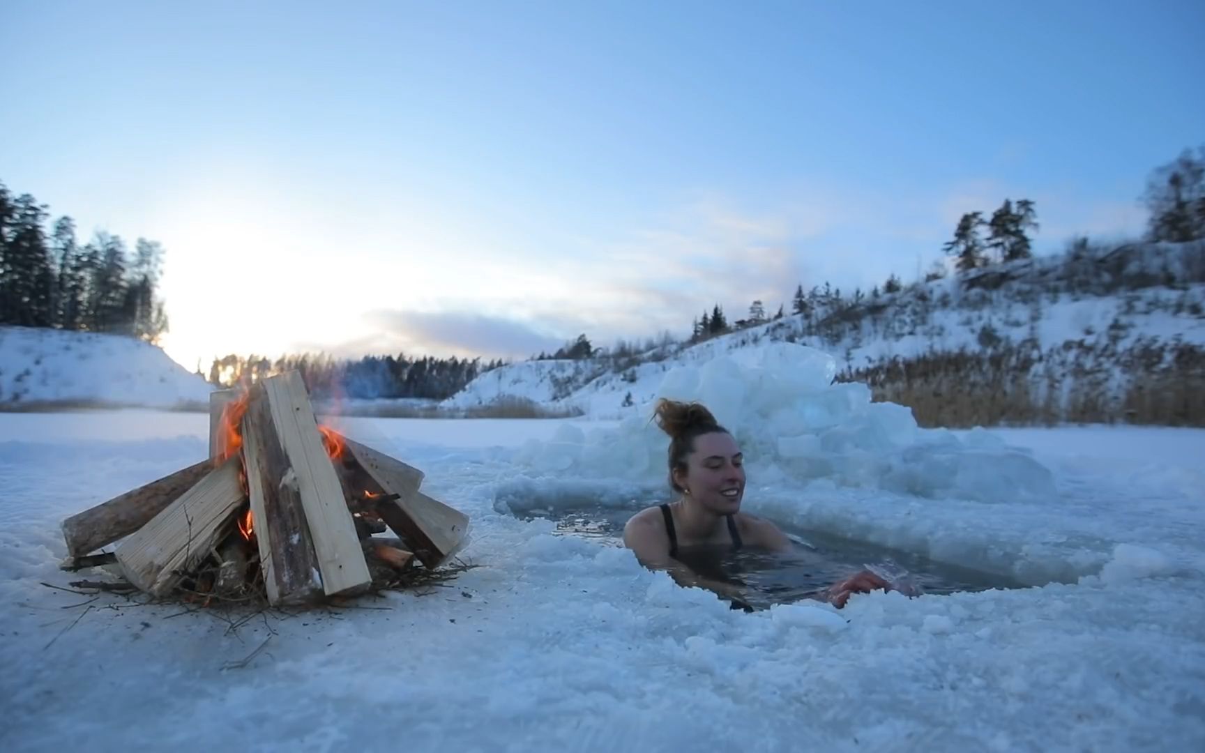 荒野建造:冬泳有什么好处?小姐姐自建冰下泳池,零下20度还在游