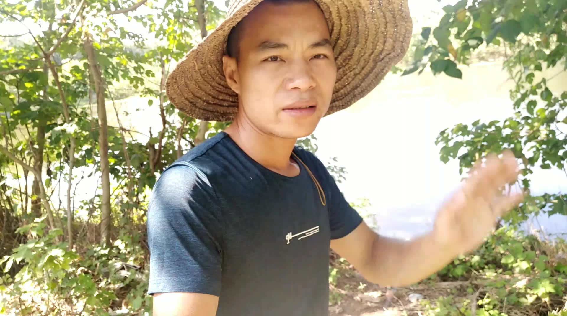 大叔用蚯蚓学壮乡小莫钓鱼在自家鱼塘下钓一个小时效果还很好