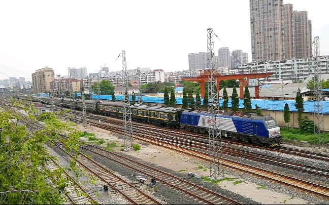 货运机车拉客车:hxd2b牵引临客k5575(阜阳-上海)蚌埠站2道发车