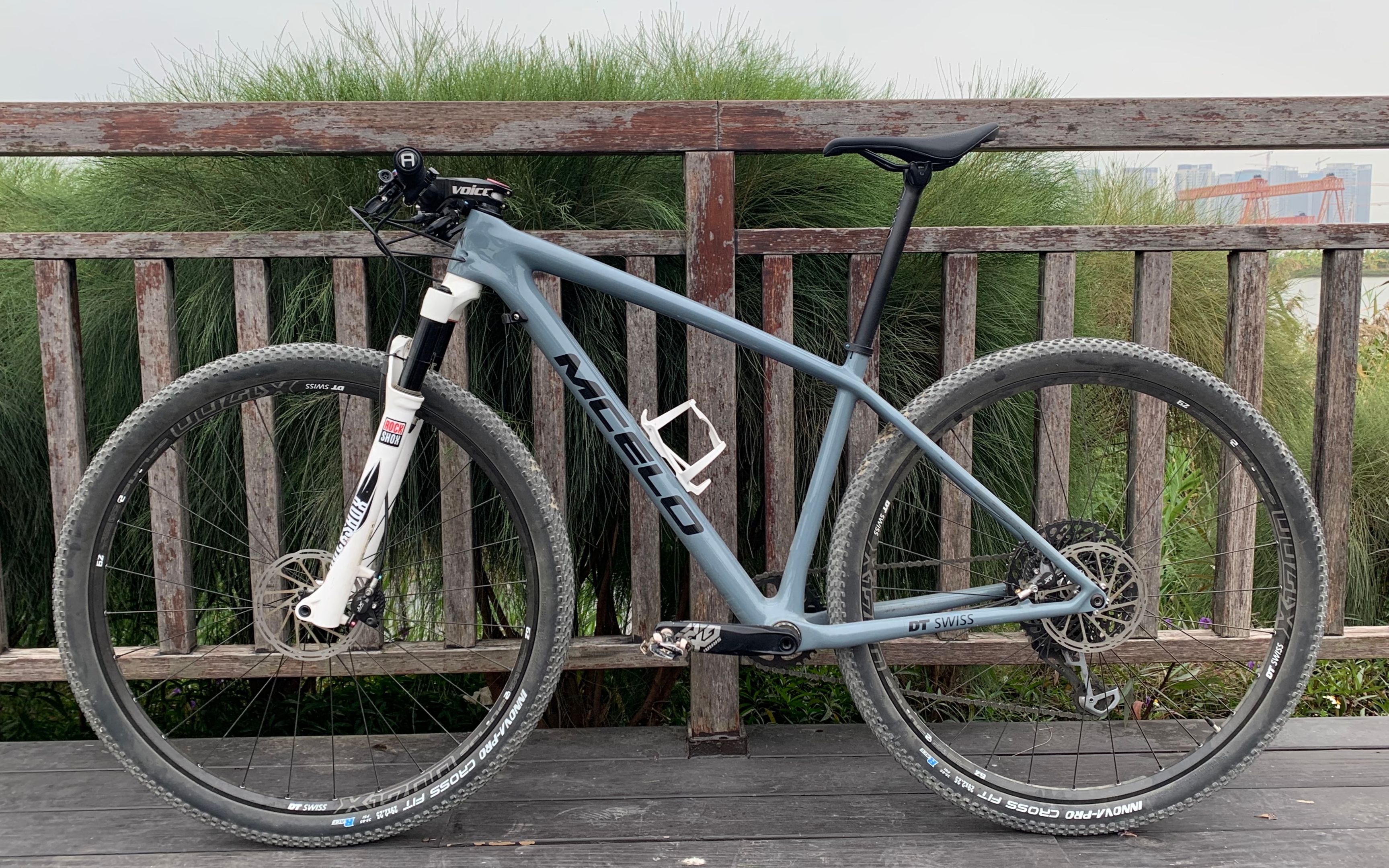 xc山地车压土路