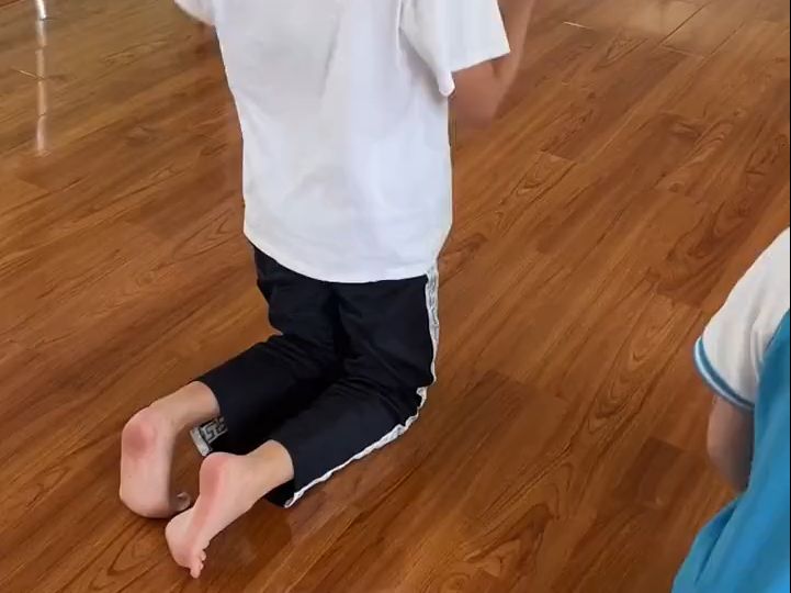 初中女孩在舞蹈房光脚练舞蹈