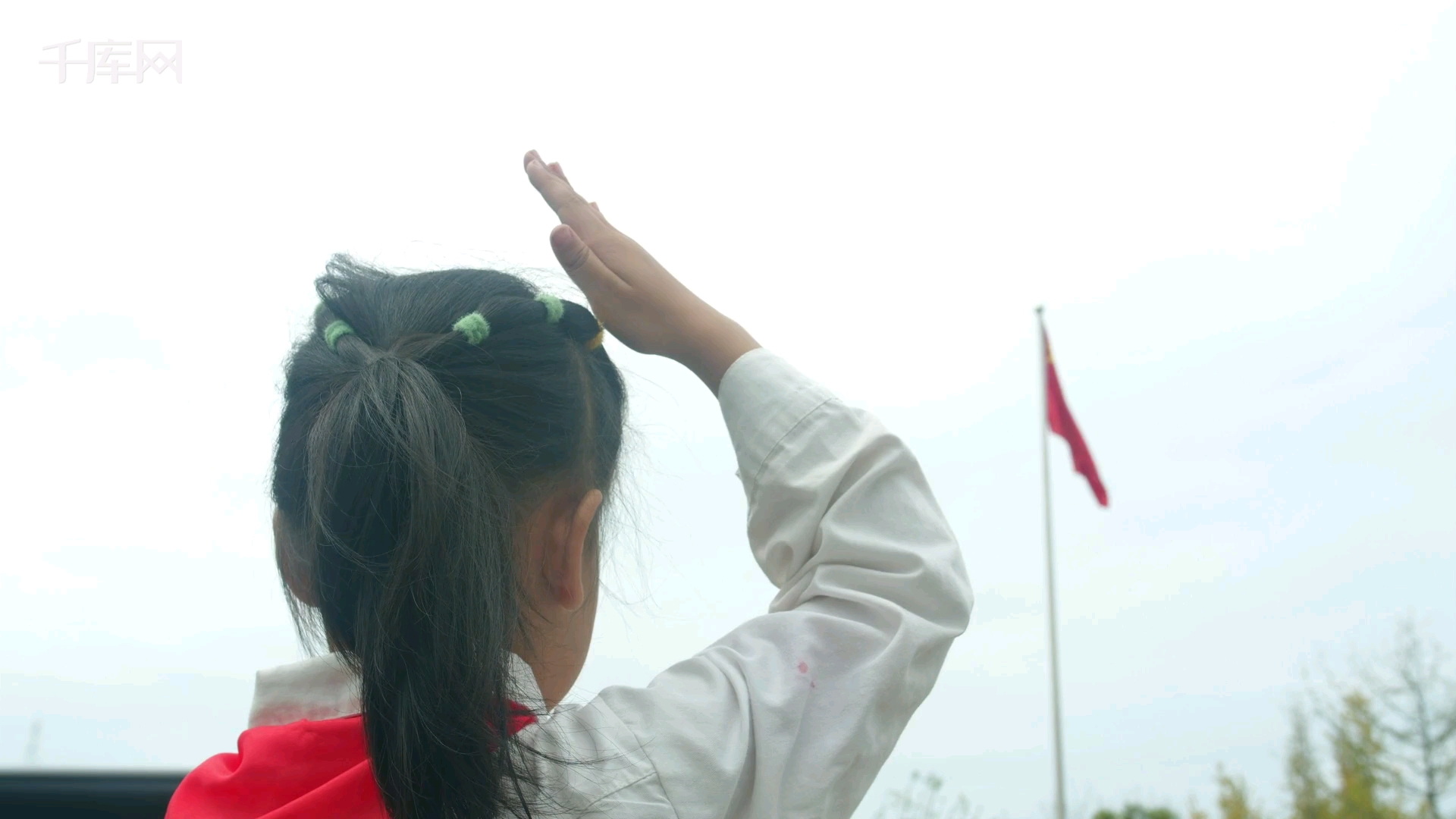 小学生敬礼背影图片