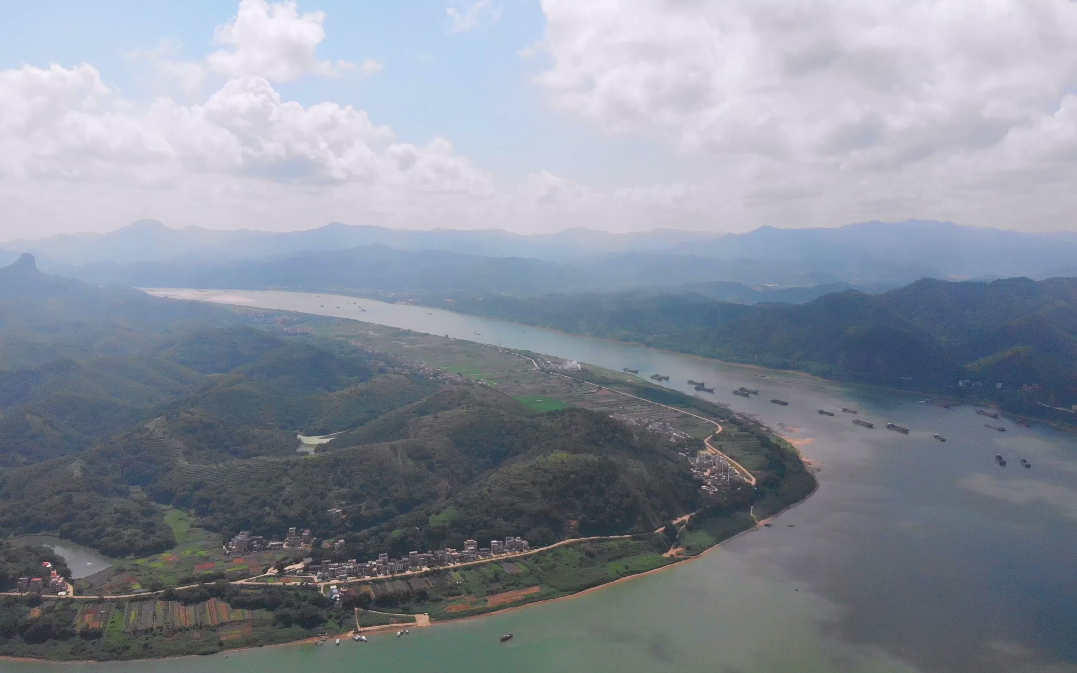 [图]500米高空俯视云浮市郁南县都城镇西江河一角 大山里面的美