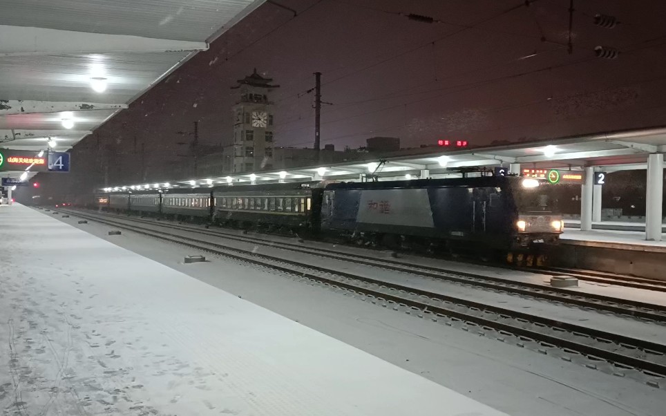 风雪夜K2287次列车停靠山海关站哔哩哔哩bilibili