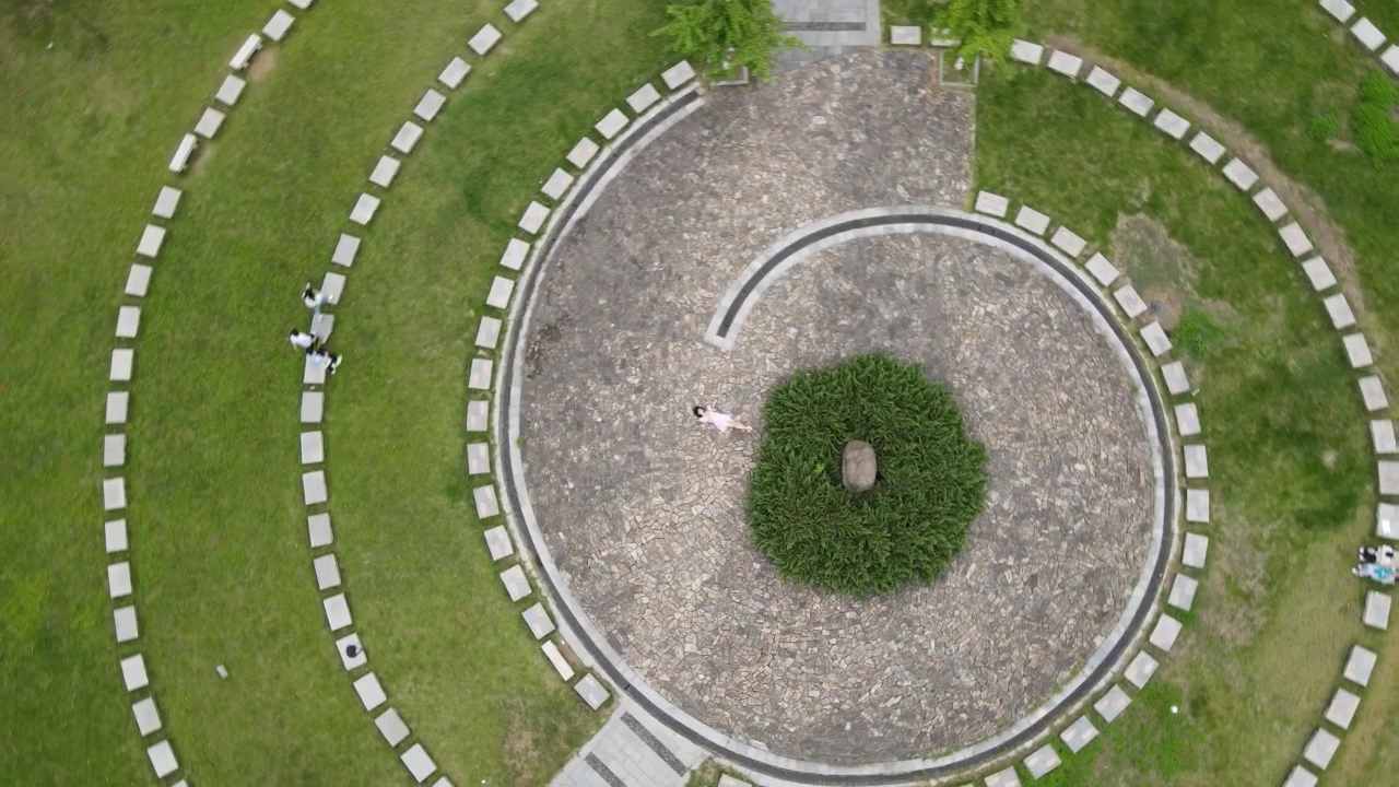 在长沙理工大学玩飞机,工科三号楼与年轮广场