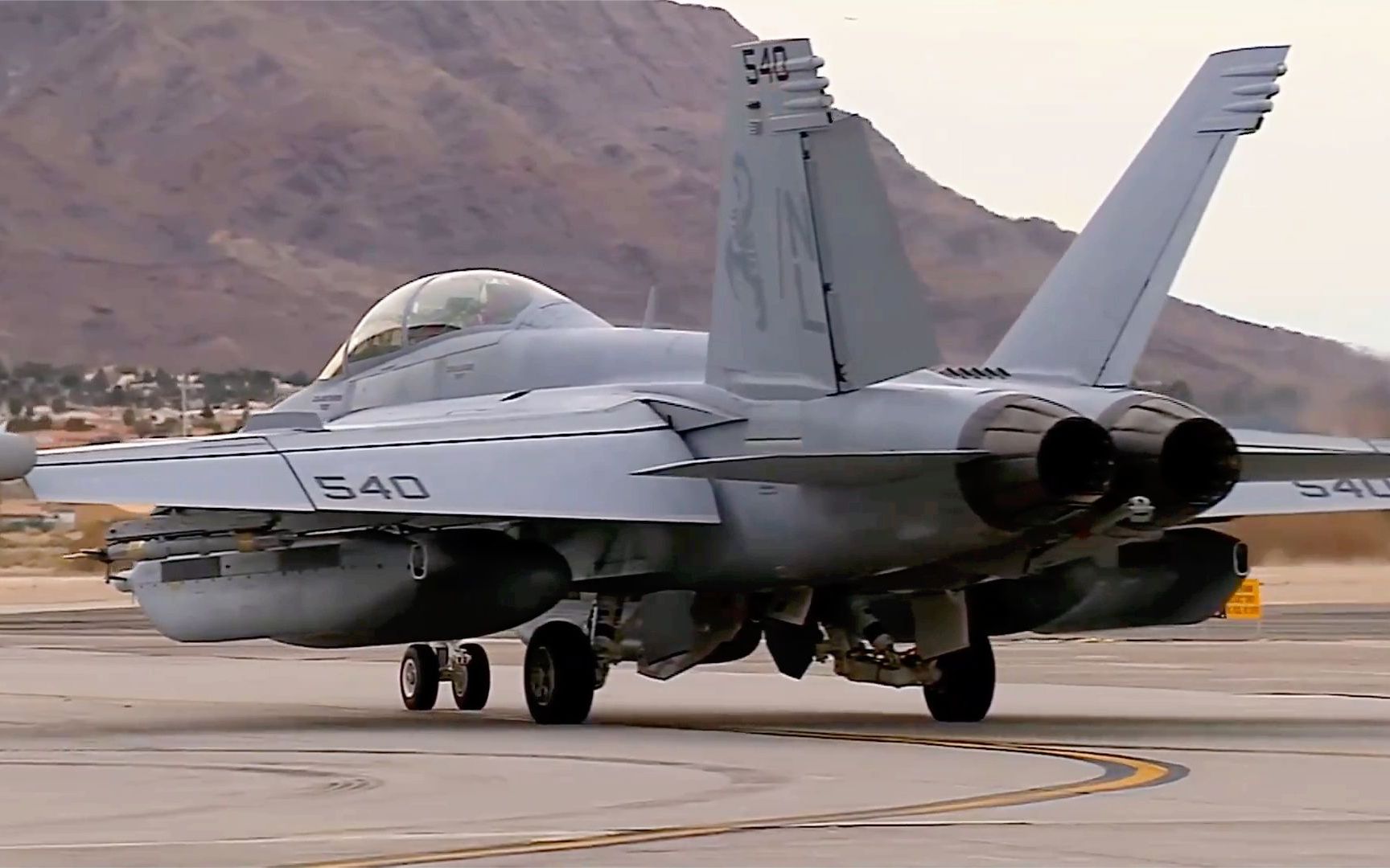 武器现场:ea-18g"咆哮者"是电子干扰能力最强战斗机