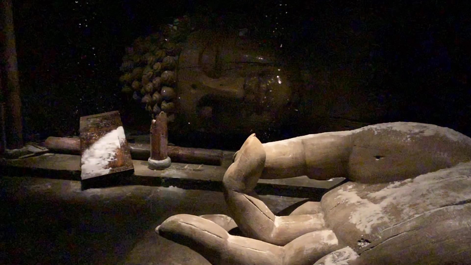 一尊巨大佛像一幅雪中寺庙景象就藏在北京王府井的百货大楼地下
