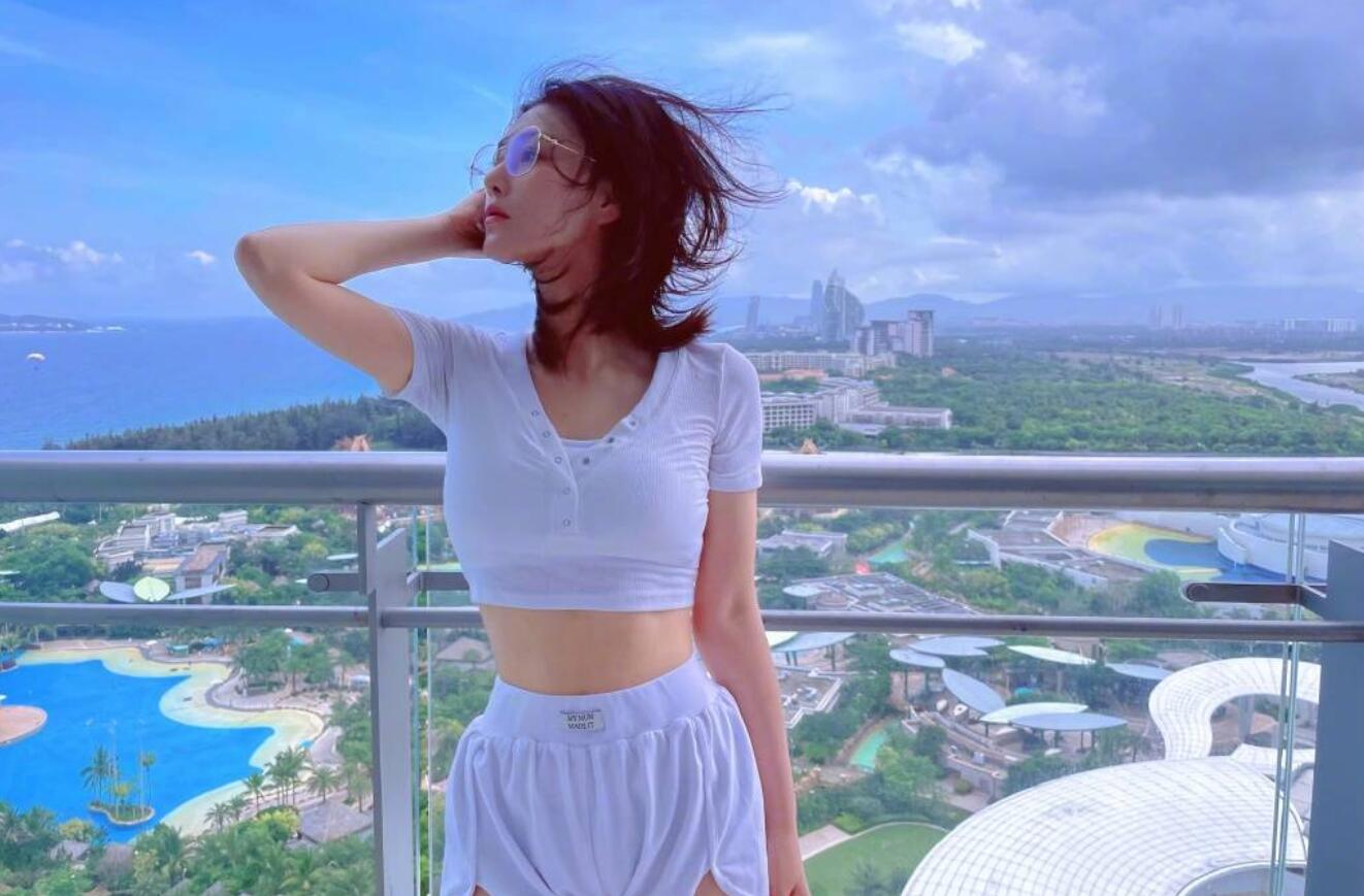 张馨予穿露脐装大秀小蛮腰,皮肤白皙身材凹凸有致_哔哩哔哩_bilibili