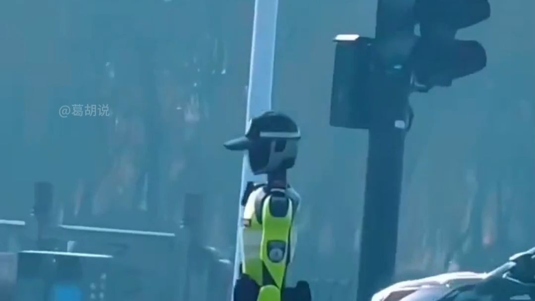 机器人交警指挥交通你见过吗