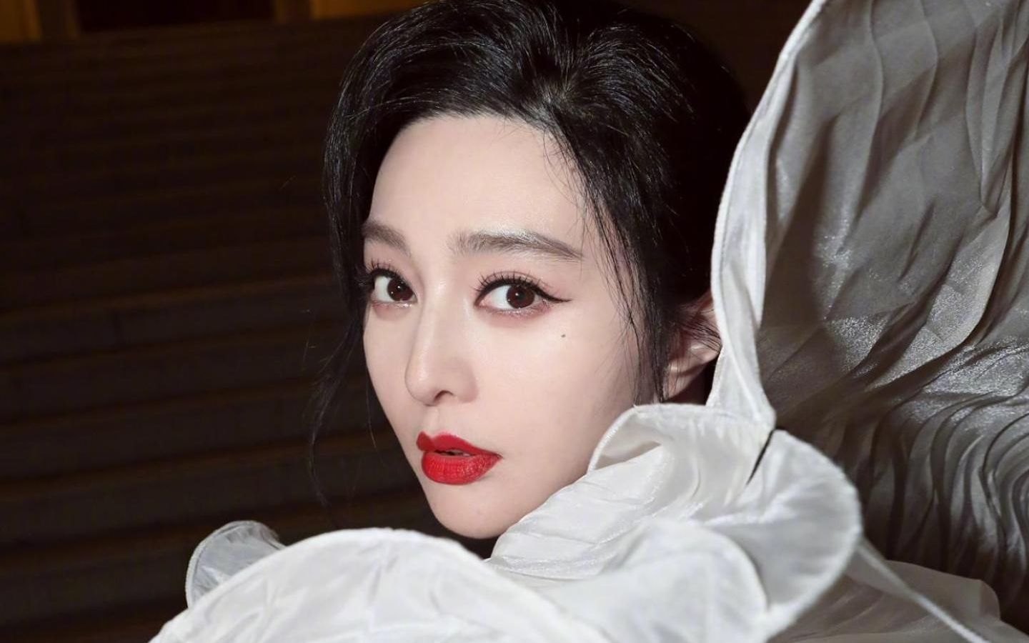 范冰冰 身穿sara mrad白色飘逸长裙,出席aston martin amfar cannes