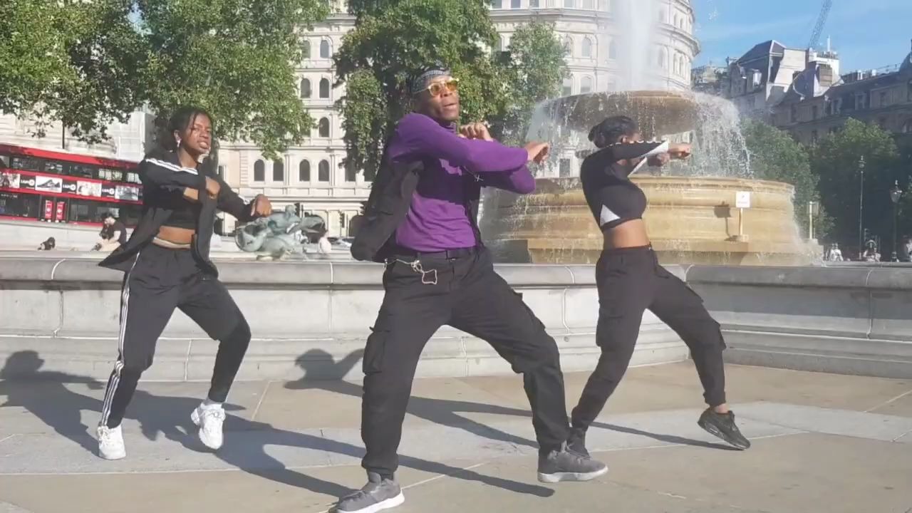 [图]KPOP IN PUBLIC HYOYEON孝渊- DESSERT (feat. LOOPY, SOYEON((G) I-DLE)) from LONDON