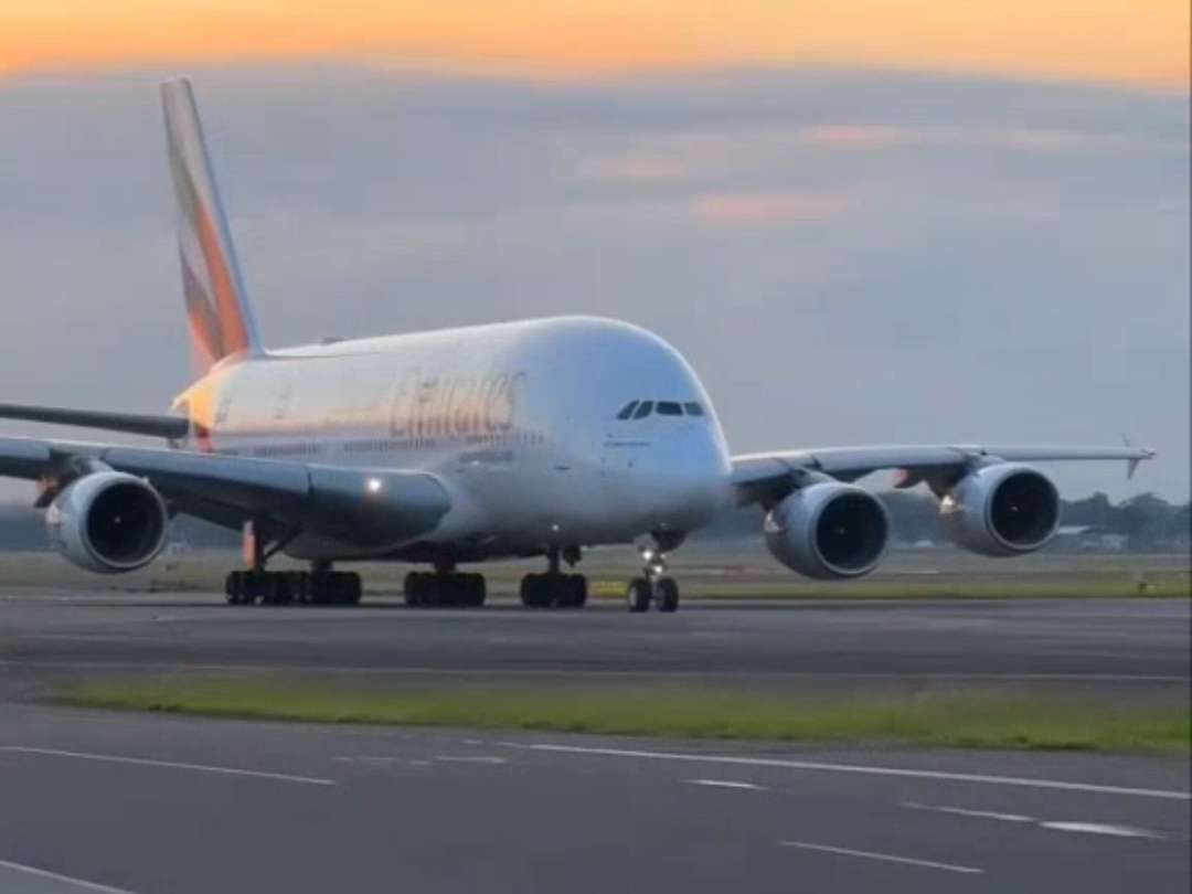 实拍a380飞机起飞